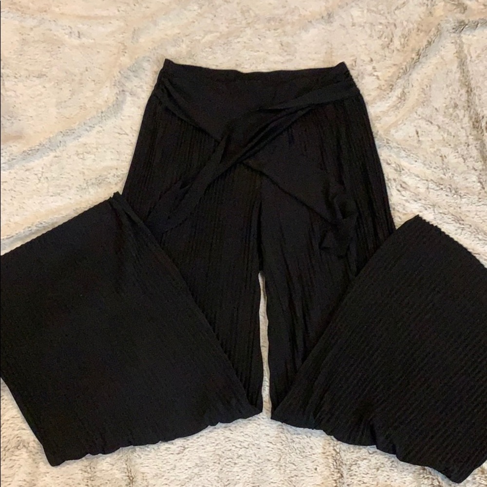 Ribbed flowy black trousers